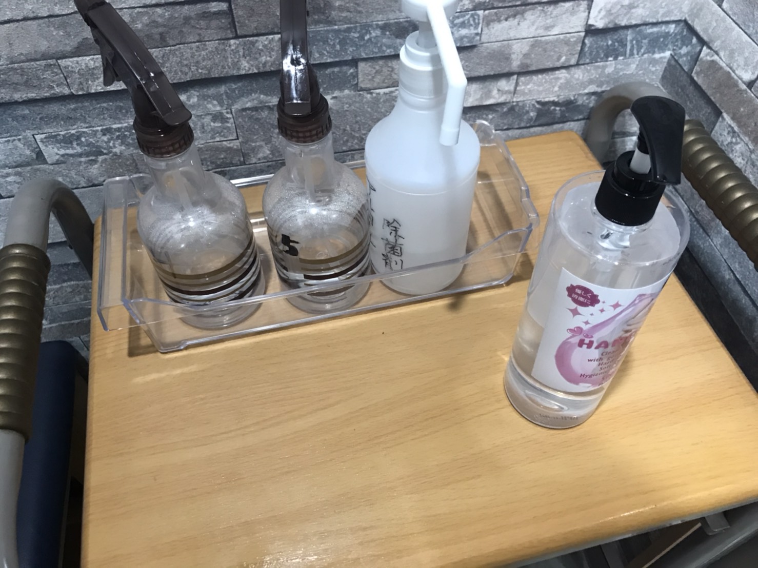 事務所内は玄関や各フロアに次亜塩素酸水、除菌用アルコールを常備してます。